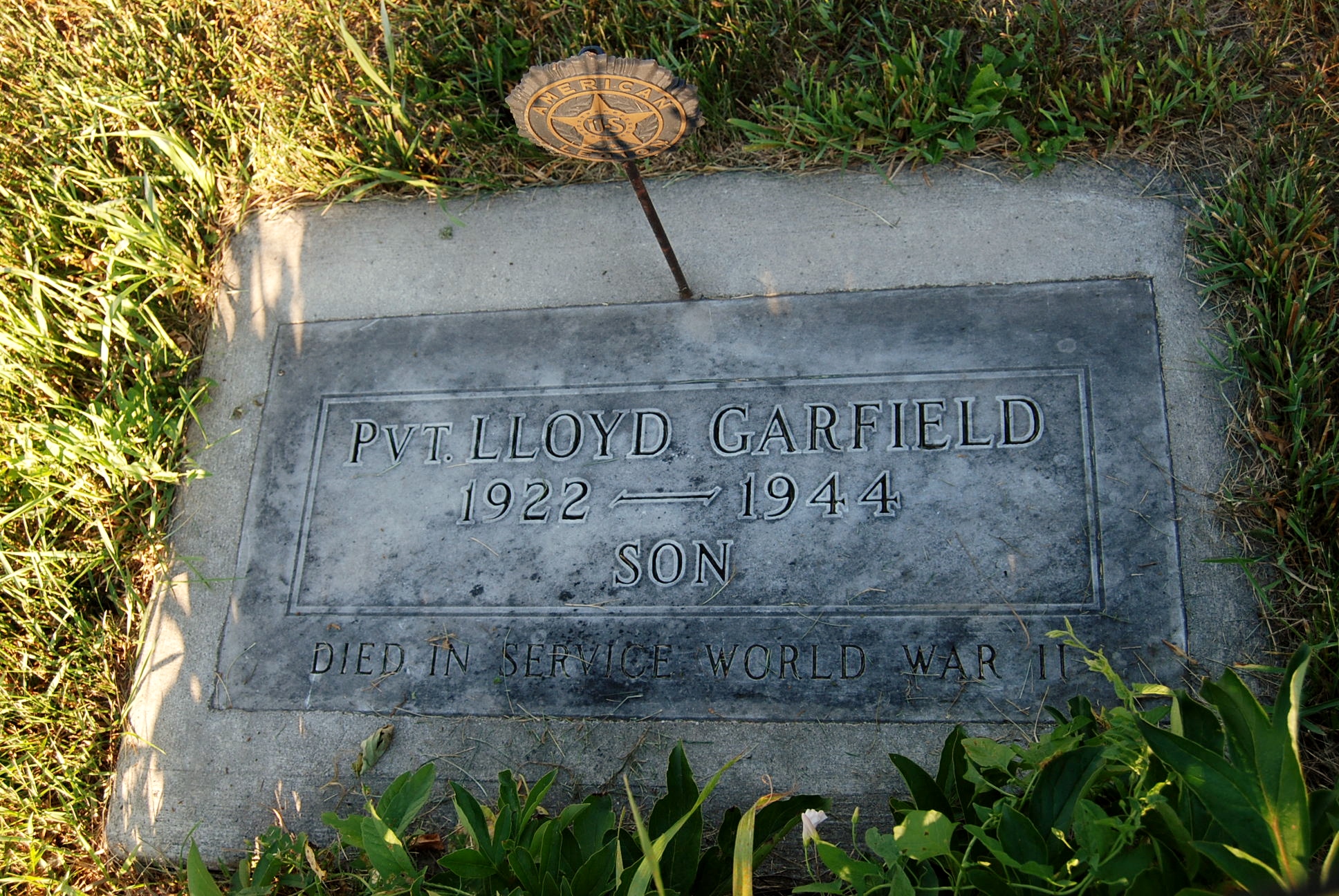 Private Lloyd G Amundson grave marker photo