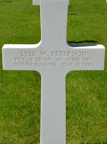 Private Lyle W Peterson cross grave marker photo