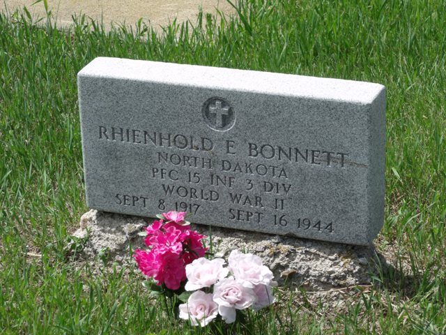 Private First Class Rhienhold E Bonnett grave marker with flowers photo