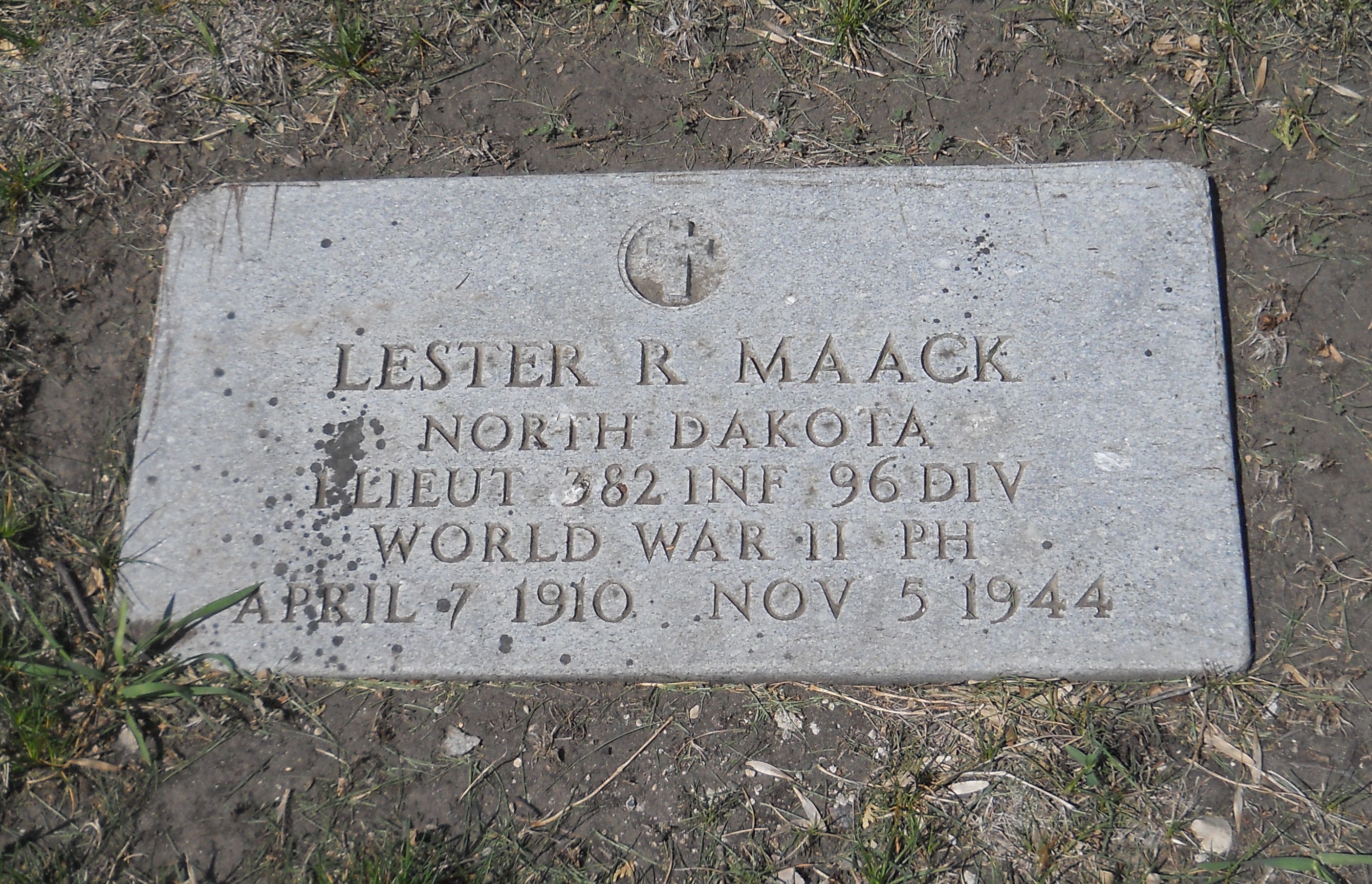 First Lieutenant Lester R Maack grave marker photo